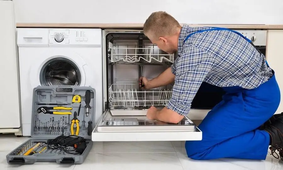 Gümüşova Protherm servisi teknisyen ekibi beyaz eşya tamiri yaparken